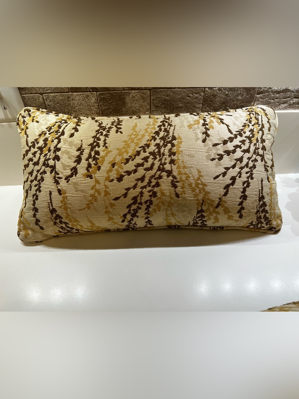 BASSETT FURN CUSTOM MADE 2 LUMBAR PILLOWS CREAM BACKGROUND W/BROWN
& GOLD TONE - Picture 5 of 6